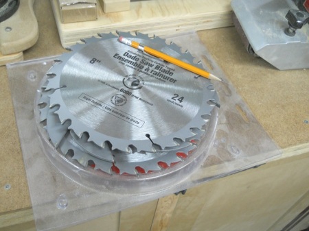 Saw Blade Swapping Helper / Support pour changement de lames