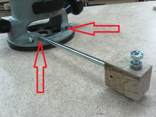Steel Rod & Sliding Block Trammel / Une tige d'acier et un bloc de bois pour rainures arquées