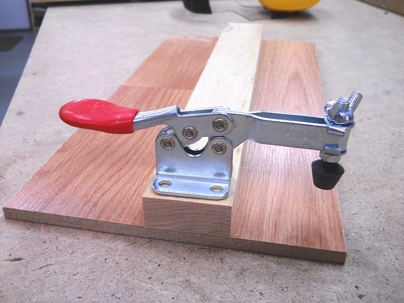 Small Parts Routing Jig / Gabarit pour toupillage de petites pièces   Atelier du Bricoleur (menuiserie)…..…… Woodworking Hobbyist's Workshop