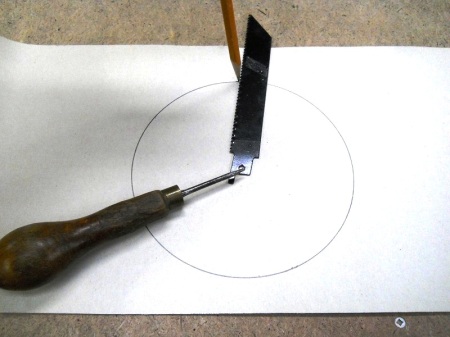 Jigsaw Blade Improvised Compass / Compas improvisé avec une lame de scie sauteuse